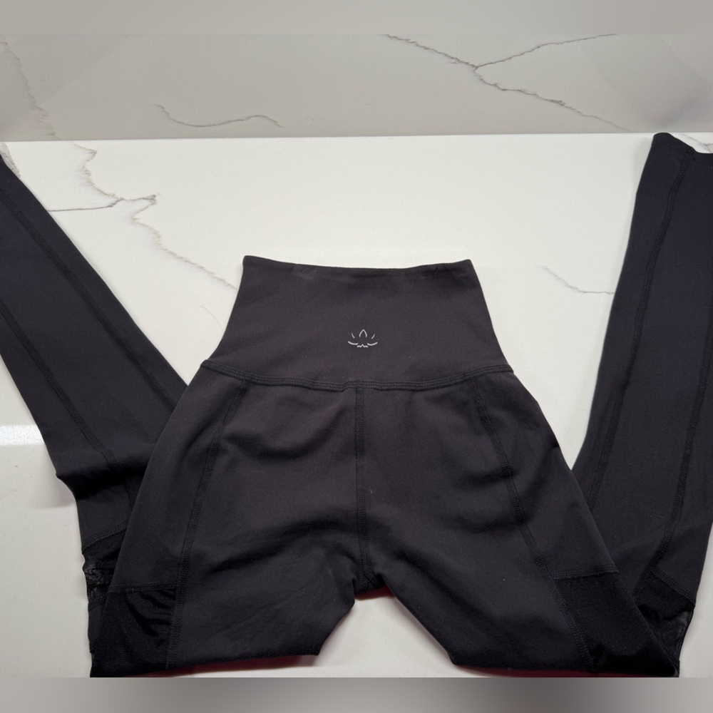 Beyond Yoga XS Black Leggings with Mesh detail to Leg